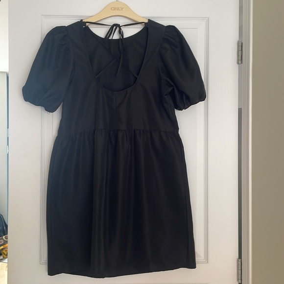 H&M Puff-sleeved dress with cut out section at the back with lace-up ties - Picture 2 of 8